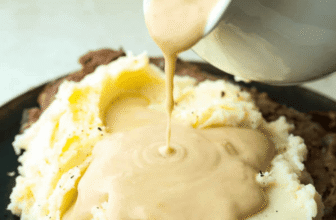Sour Cream Gravy – Rich, Tangy & Made from Pan Drippings
