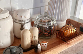 Using Decorative Trays for Easy, Pretty Fall Vignettes | Thrifty Decor Chick