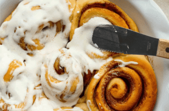 Cinnamon Roll Icing Recipe – Buttery, Quick, and Creamy