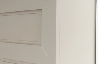 DIY Custom Range Hood With Shelf and Brass Tipping Rail | Thrifty Decor Chick