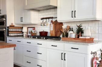 Kitchen and Dining Room Tours With Simple Christmas Touches | Thrifty Decor Chick